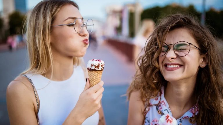 Te dan 1.000 euros por comer helado, escuchar música o viajar: Así son los 'cool job' de moda en España