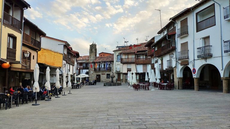 El pueblo que paga a los turistas por quedarse una semana: la oferta que nadie publicita