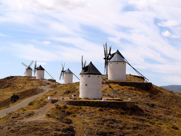 La ruta de los molinos de Don Quijote tiene este secreto: esta es la mejor hora para hacer la foto perfecta sin un solo turista