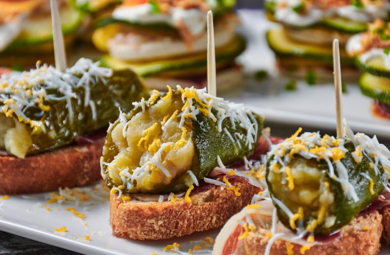 Lo que te sirven como 'pintxos' en el centro de San Sebastián: el chef vasco que denuncia una trampa para turistas