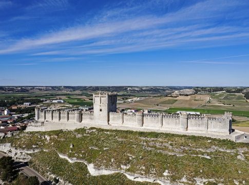 En un pueblo de Valladolid se esconde el castillo mejor conservado de España: miles pasan de largo sin verlo (Enfoque: Castillo de la Mota en Medina del Campo o el de Peñafiel. Poner en valor un monumento espectacular pero que a menudo queda fuera de las rutas turísticas principales). En un pueblo de Valladolid se esconde el castillo mejor conservado de España: miles pasan de largo sin verlo (Enfoque: Castillo de la Mota en Medina del Campo o el de Peñafiel. Poner en valor un monumento espectacular pero que a menudo queda fuera de las rutas turísticas principales).