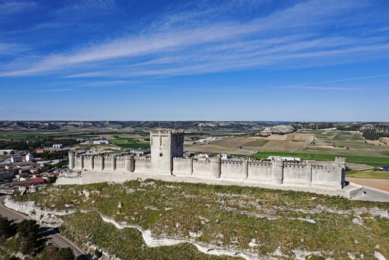 En un pueblo de Valladolid se esconde el castillo mejor conservado de España: miles pasan de largo sin verlo