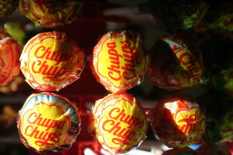 El caramelo con palo que tenía un secreto dentro y que nos volvía locos: por qué el Chupa Chups con chicle era el mejor
