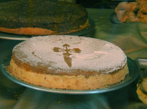 Un repostero gallego cuenta por qué tu Tarta de Santiago está seca: El error está en la cantidad de este ingrediente Un repostero gallego cuenta por qué tu Tarta de Santiago está seca: El error está en la cantidad de este ingrediente