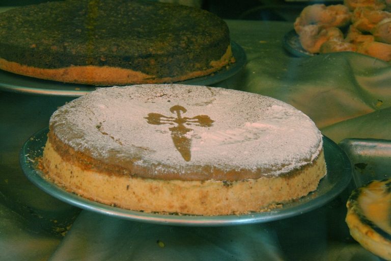 Un repostero gallego cuenta por qué tu Tarta de Santiago está seca: El error está en la cantidad de este ingrediente