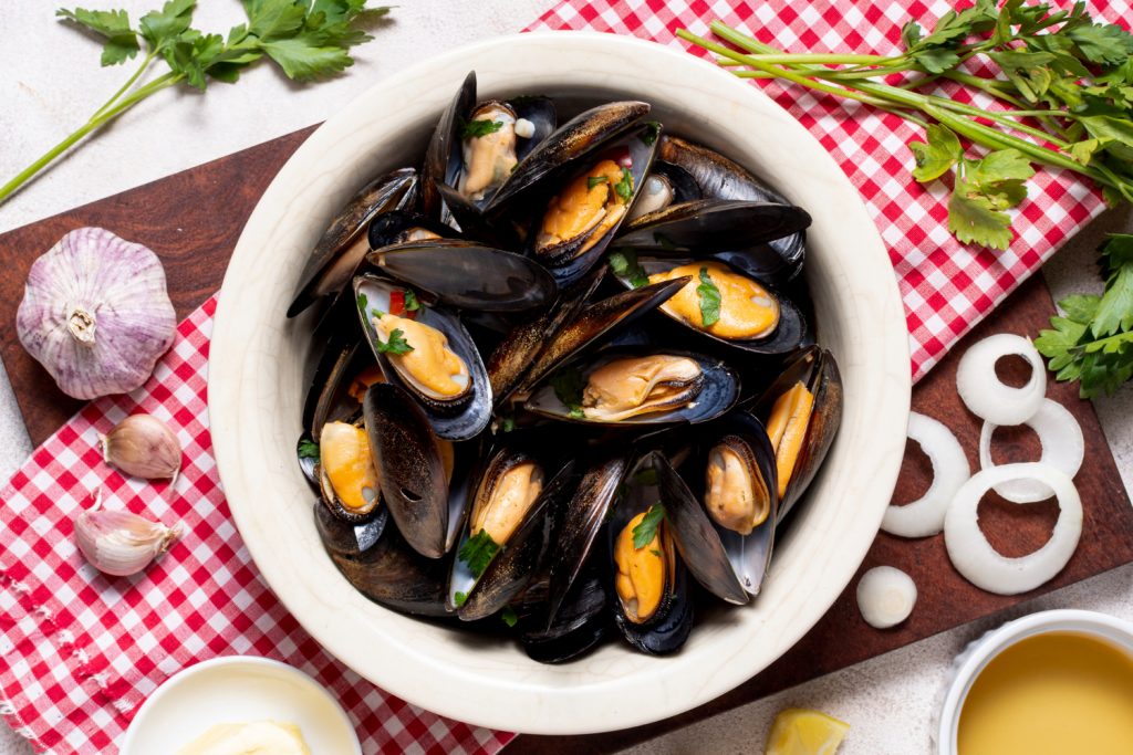 La costumbre de añadir limón, lejos de ser un simple aderezo, esconde una agresión directa al producto.