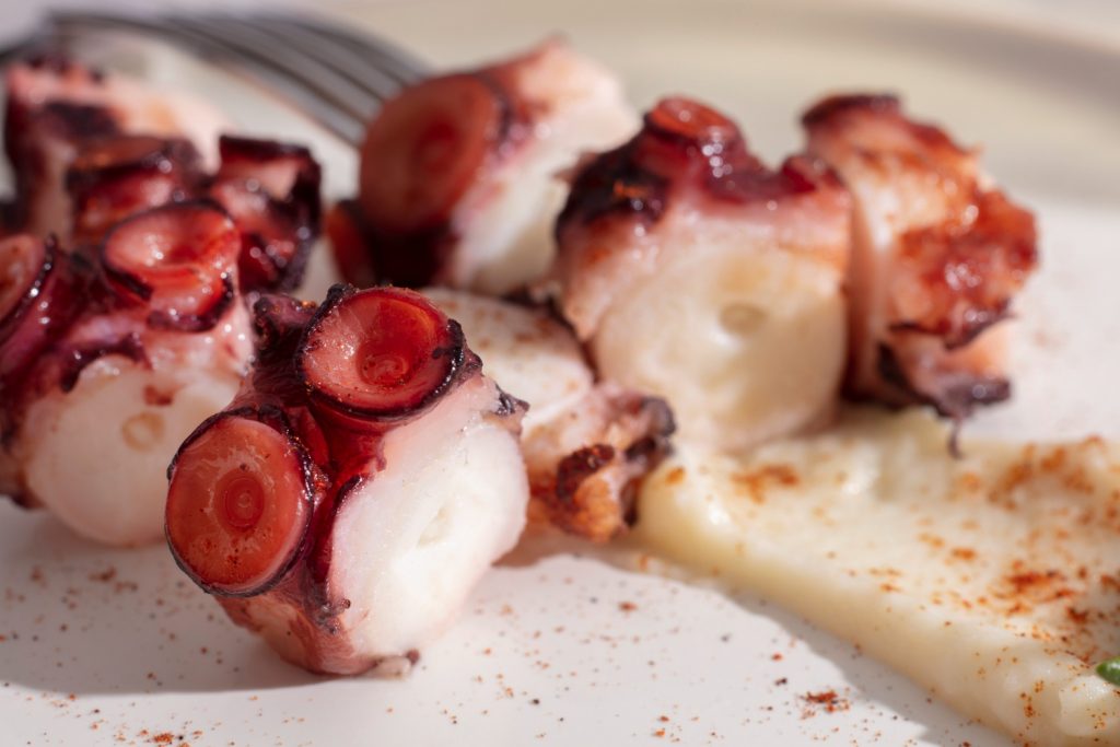 El 'revolcón' del pulpo que nadie te cuenta: el movimiento exacto para que quede tierno en 3 minutos 96 DEL AGUA AL PLATO: EL ARTE DE SERVIR UN PULPO DE LEYENDA