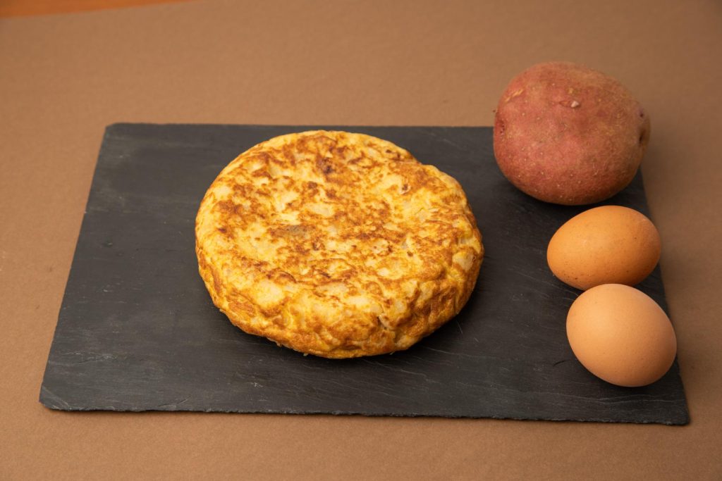 Descubrimos que, aunque parezca una receta simple, hay otros elementos cruciales para alcanzar la perfección en la tortilla de Betanzos. Fuente: Freepik 
 