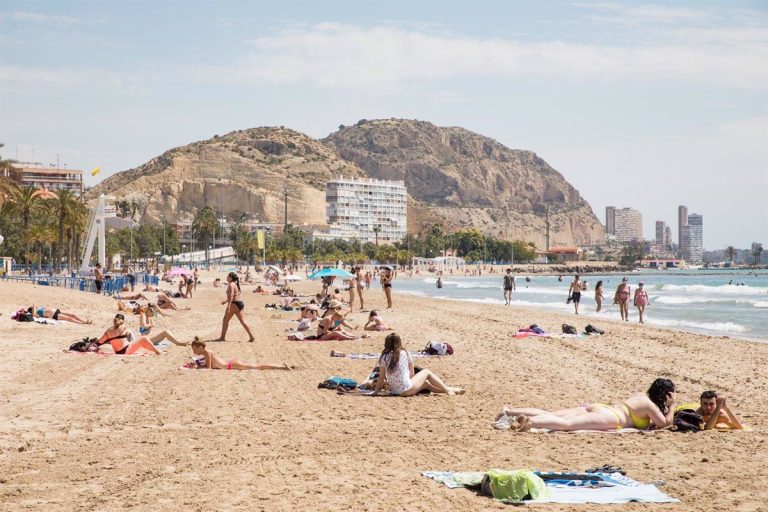4 de cada 10 españoles pagarán sus vacaciones a plazos: así cambia la forma de pagar en los viajes