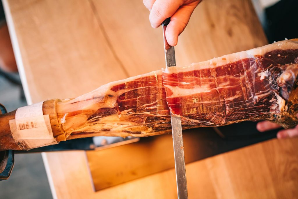 La creencia popular más extendida sobre el jamón ibérico es también una de las más inexactas y nos puede llevar a error. Fuente Freepik.