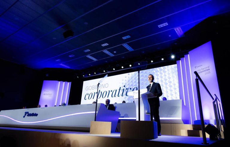 Telefónica apunta a máximos del año en Bolsa y dobla la subida del sector