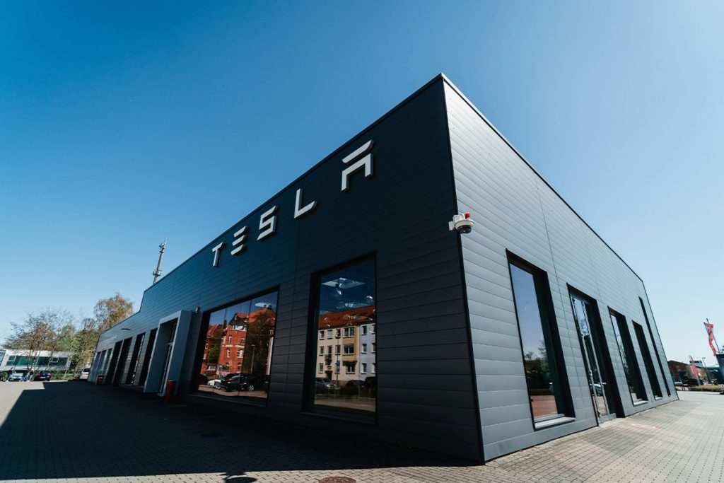 AUTOPILOT LE SALE CARO A ELON MUSK Y TESLA