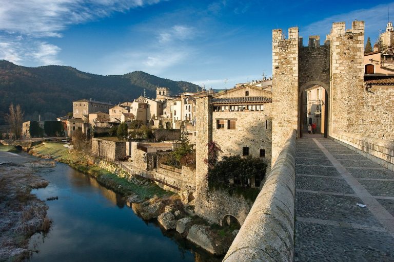 El pueblo medieval de Girona con un puente de película: 