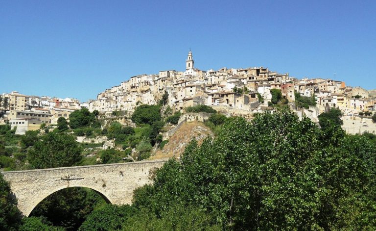 Parece Petra pero, está a una hora de Valencia: el pueblo excavado en roca que te dejará sin palabras en septiembre