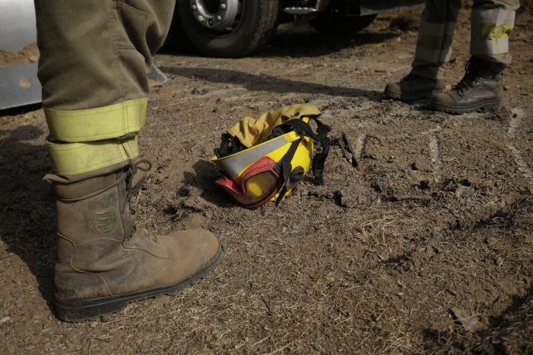 Bomberos forestales estallan por los militares, voluntarios y vecinos en los incendios: 