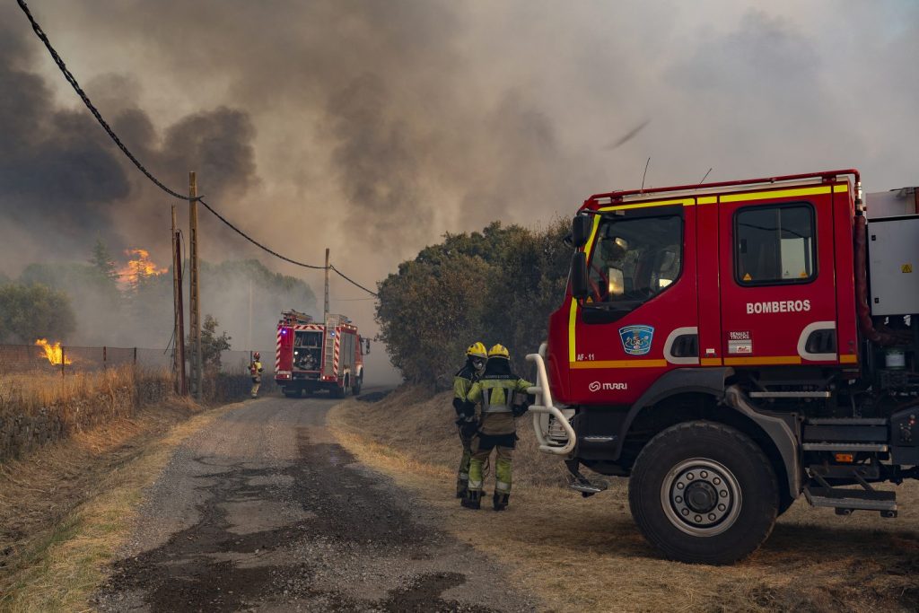Bomberos forestales trabajan en tareas de extinción de incendios