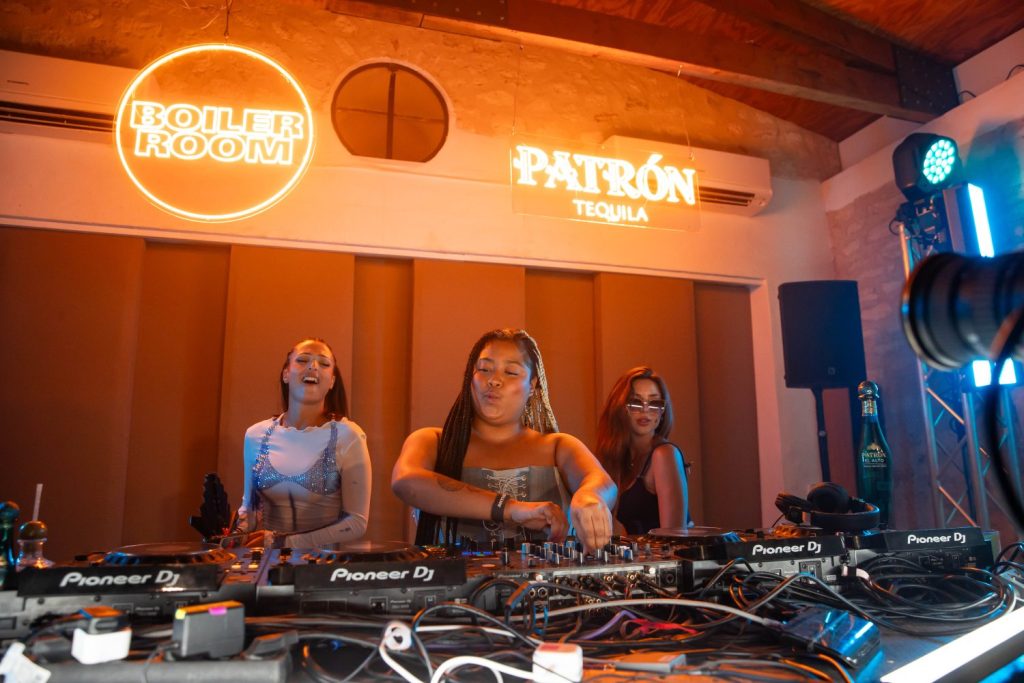 Bonekinha Iraquiana en su set como DJ al esperado debut de Boiler Room x PATRÓN Tequila en Ibiza. Fuente: Boiler Room
