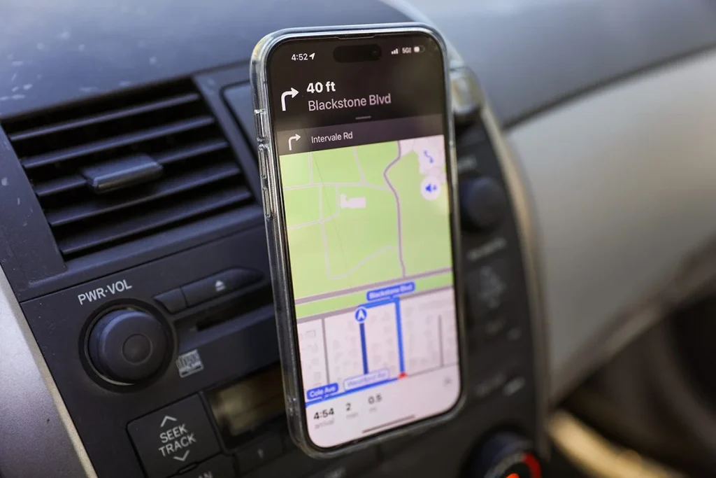 DGT COMPITE CON GOOGLE MAPS Y WAZE