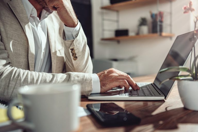 Teletrabajo en España 2026: uno de cada tres empleados se iría si le quitan los días en casa