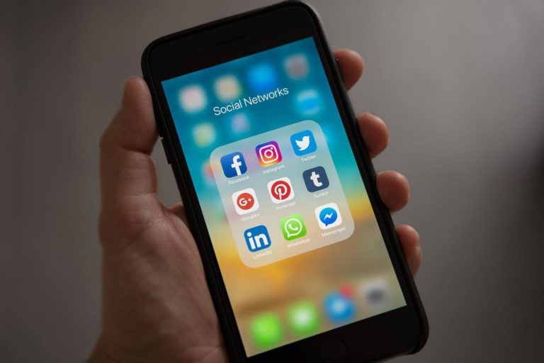 El Gobierno se alía con plataformas como TikTok, Meta o YouTube para acabar con los mensajes de odio de raíz