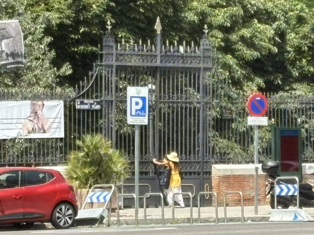 Una mujer intenta acceder a El Retiro, cerrado, este verano