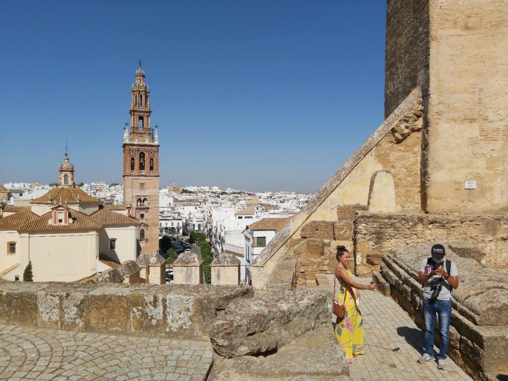 El encarecimiento de hasta un 55% en alojamientos ahuyenta al turismo nacional y favorece los viajes al extranjero