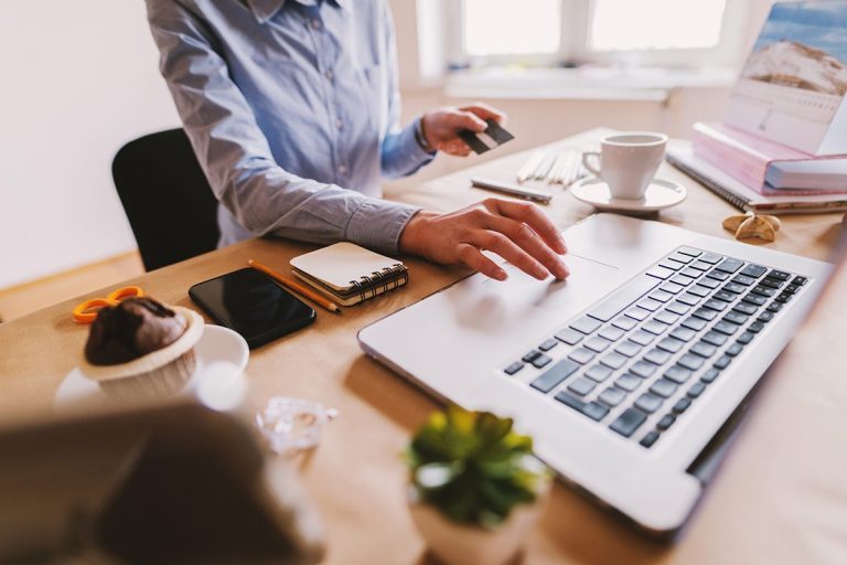 El fin del teletrabajo: Los CEO tecnológicos encuentran esta alternativa para contratar empleados al menor coste