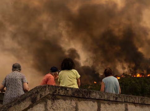 España arde: 3 claves que explican la ola de incendios que afecta a todo el país Fuente: Europa Press Plazos, compatibilidades y otras ayudas disponibles tras los incendios