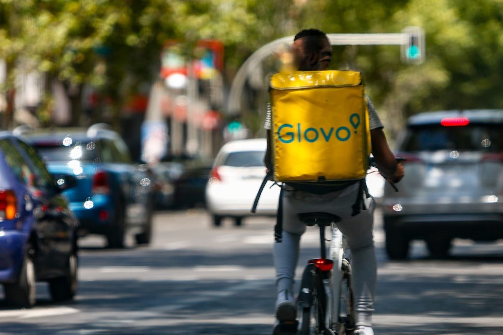 Cuando trabajar 12 horas parece una elección: el discurso de Glovo sobre los repartidores autónomos sigue levantando ampollas 2 Un rider de Glovo en una calle de Madrid