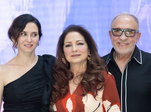 Ayuso, Gloria Estefan y Emilio Estefan en la presentación de la Hispanidad. Fuente: Agencias