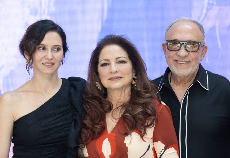 Un millón de euros por Gloria Estefan y los conciertos de la Hispanidad mientras cae el gasto público en Madrid