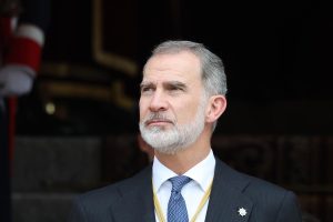Felipe VI acorta sus vacaciones y regresa solo a España de urgencia 