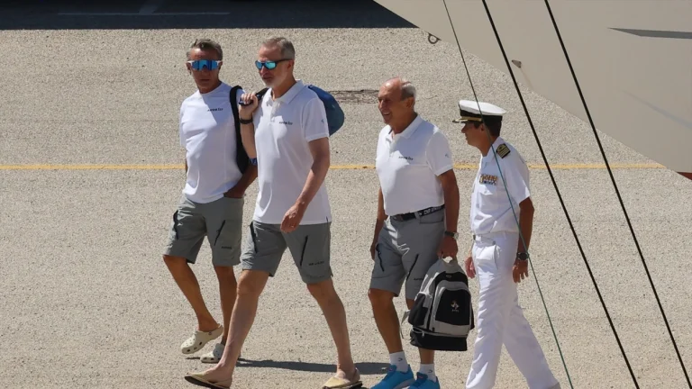 Felipe VI sufre un gran susto antes de zarpar en el Aifos