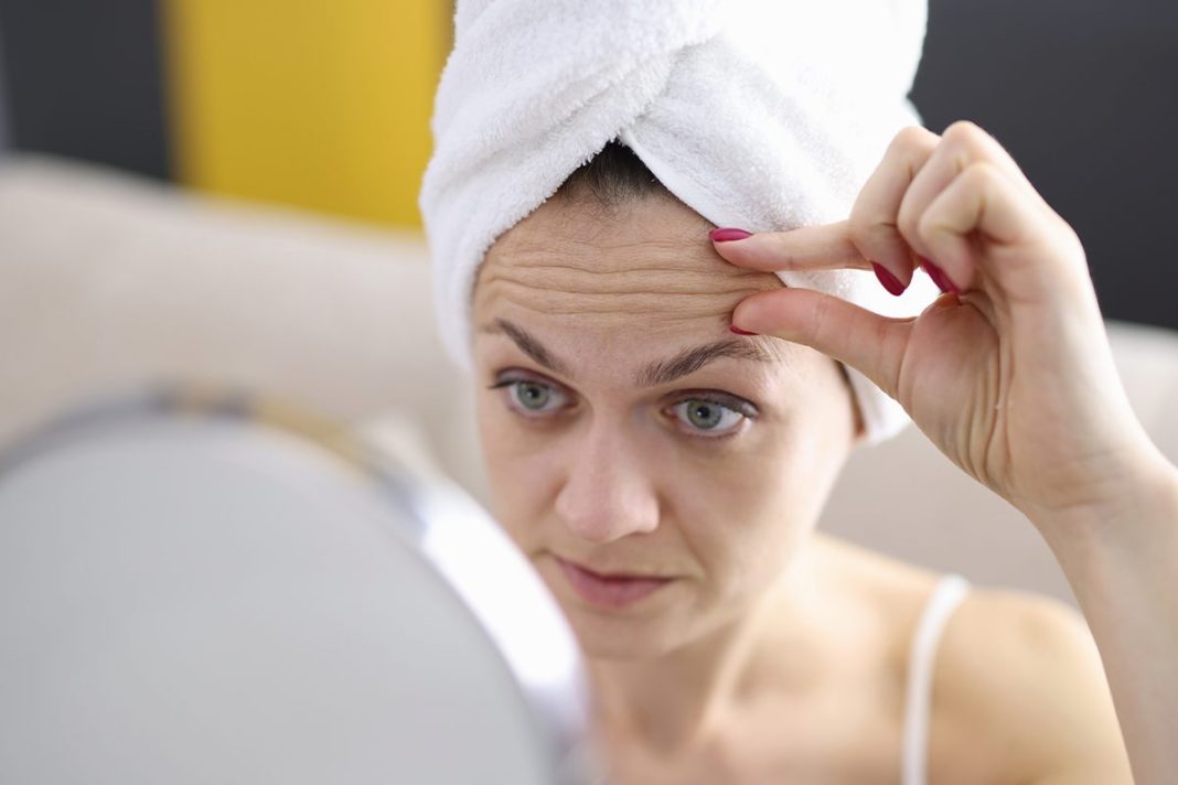 LA PIEL SE ARRUGA MÁS FÁCILMENTE CUANDO SE ESTIRA