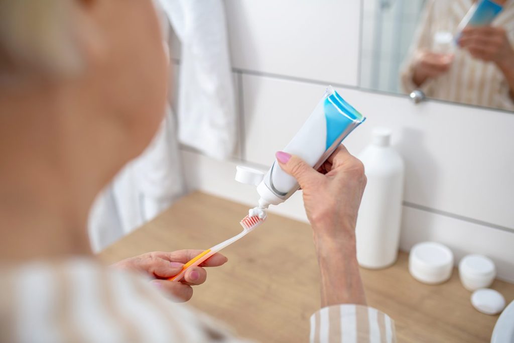 LA SOLUCIÓN AL DESGASTE DEL ESMALTE ESTÁ EN ESTA PASTA DENTÍFRICA