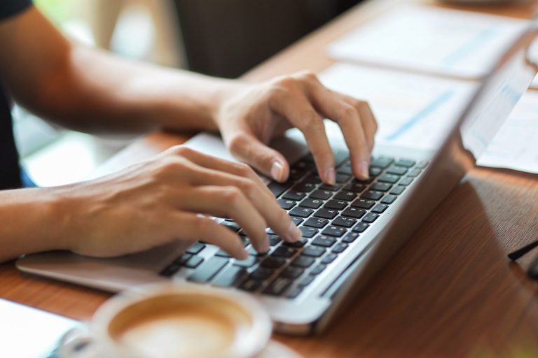 Los jóvenes denuncian que el fin del teletrabajo mata la conciliación: 