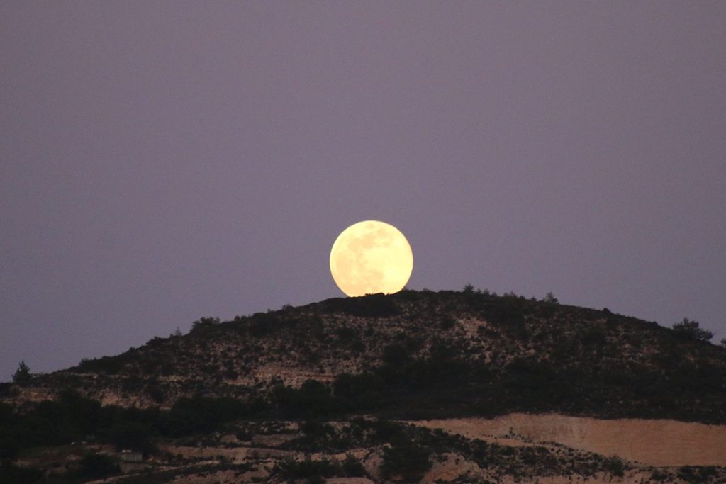LUNA LLENA DE ESTURIÓN, UN CUERPO CELESTE QUE NO TE PUEDES PERDER