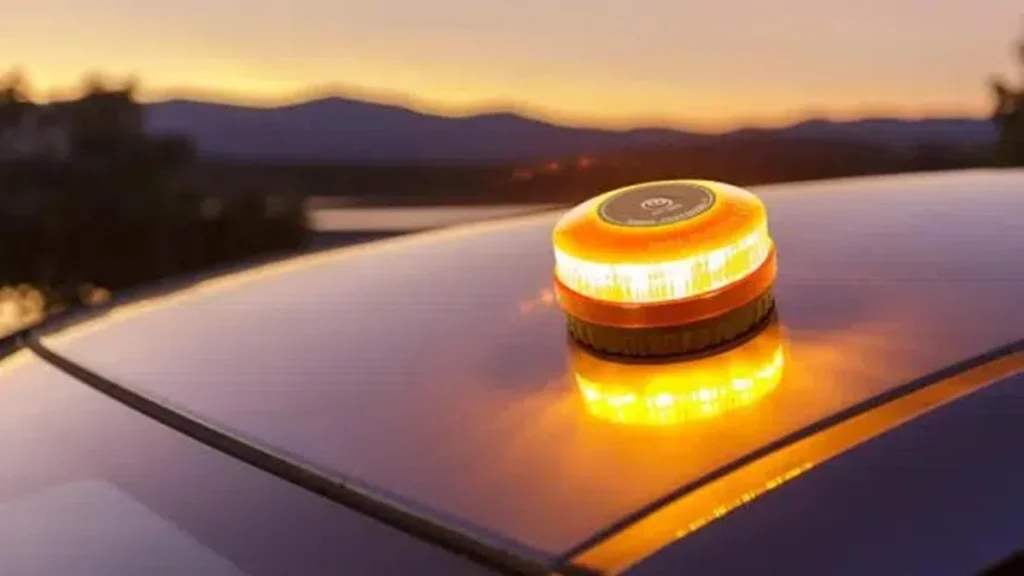 La DGT lo confirma: todos los casos en los que será obligatoria o no la luz de emergencia V16 Fuente: Freepik