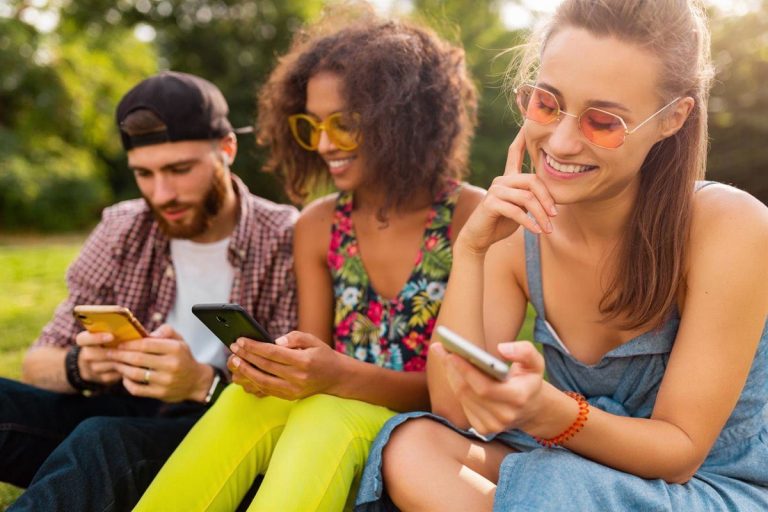 La Generación Z apaga notificaciones y recupera los móviles con botones para huir del estrés digital