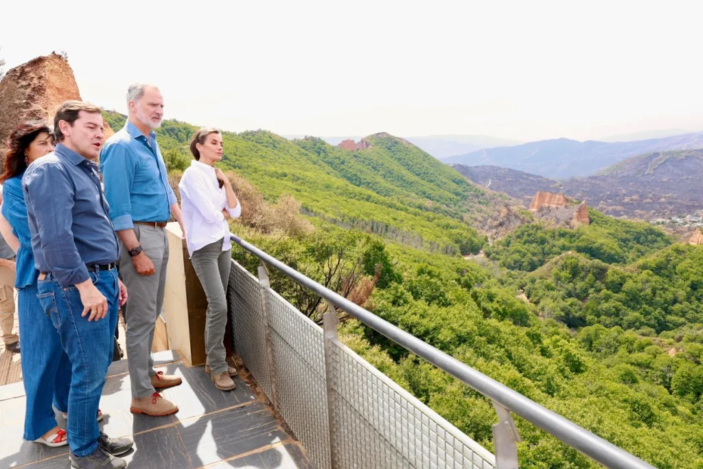 La crudeza del paisaje calcinado en Las Médulas ha sacudido a los reyes 
