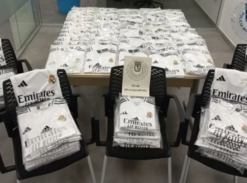 La falsificación de camisetas en el fútbol: un negocio perenne que crece pese a las sanciones Fuente: Europa Press/Policía Municipal de Madrid La falsificación de camisetas en el fútbol: un negocio perenne que crece pese a las sanciones Fuente: Europa Press/Policía Municipal de Madrid