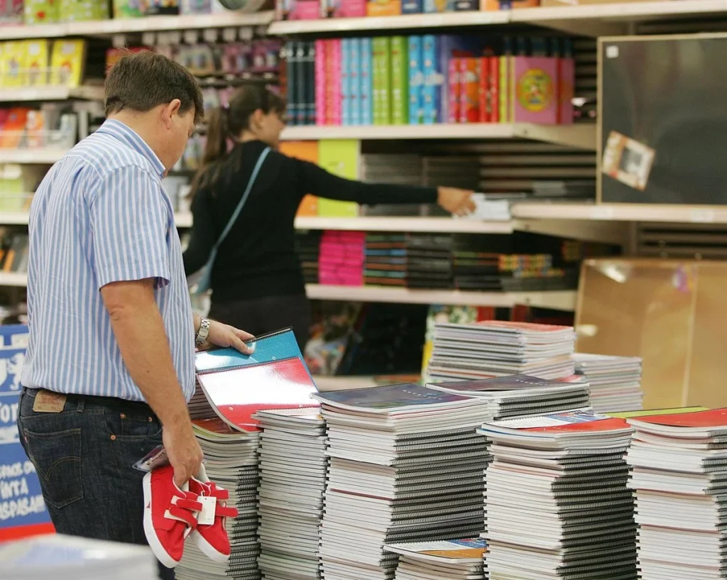 De uniformes heredados a mochilas de segunda mano: así se las ingenian las familias para que la vuelta al cole no rompa el bolsillo 3 La solidaridad y el consumo responsable marcan tendencia en la vuelta al cole de 2025