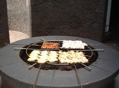 El restaurante de Lanzarote donde no pagan factura de gas: cocinan tu comida a 400 grados con el calor de un volcán activo El restaurante de Lanzarote donde no pagan factura de gas: cocinan tu comida a 400 grados con el calor de un volcán activo
