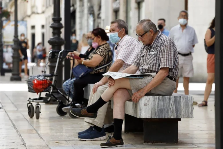 Las jubilaciones masivas que vienen pondrán en jaque empleos, pensiones y hasta la cesta de la compra