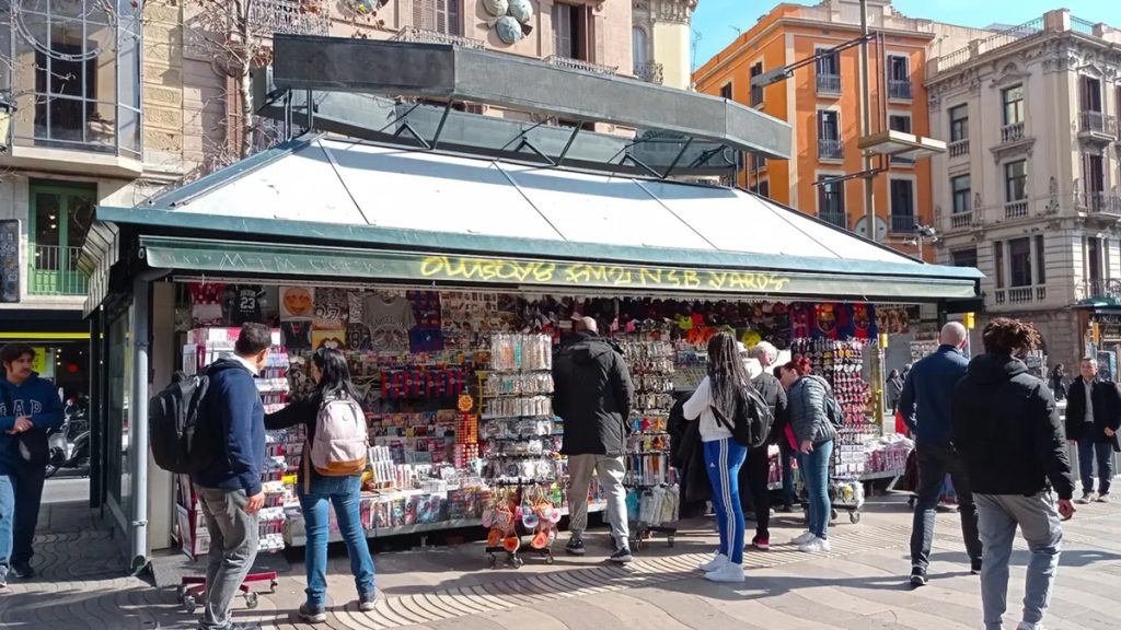 Desterraron los periódicos, pero ahora los medios regresan al papel para sobrevivir a la IA 1 Málaga, Madrid y Barcelona convierten los quioscos de siempre en la competencia de Starbucks Fuente: Europa Press