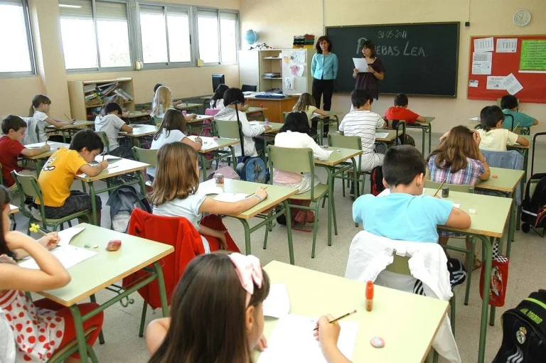 Menos alumnos por clase y más apoyo en salud mental: Madrid refuerza con 2.700 nuevos docentes la educación pública
