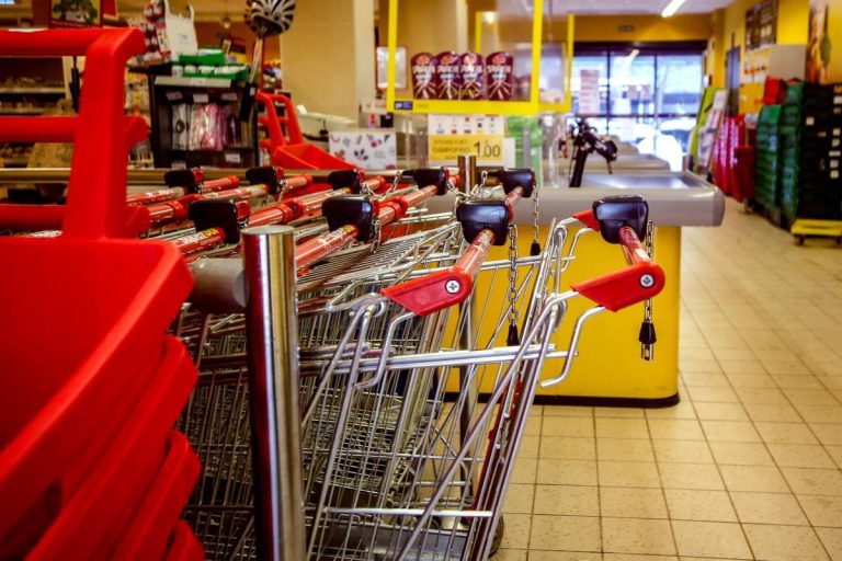 La subida de la cesta de la compra llega a ser de hasta el 17,2 % en algunos alimentos, según el INE