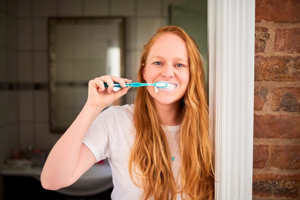 PASTA DENTÍFRICA CREADA A PARTIR DE CABELLOS HUMANOS