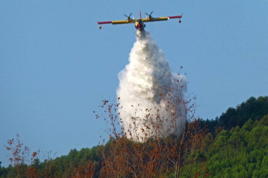 PROTEGERSE DE LAS DESCARGAS DE AGUA EN INCENDIOS EN UNA ZONA SIN ARBOLADO