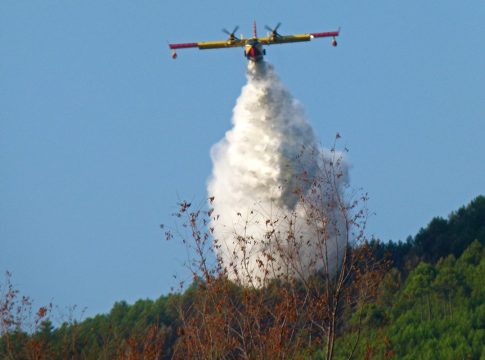PROTEGERSE DE LAS DESCARGAS DE AGUA EN INCENDIOS EN UNA ZONA SIN ARBOLADO PROTEGERSE DE LAS DESCARGAS DE AGUA EN INCENDIOS EN UNA ZONA SIN ARBOLADO